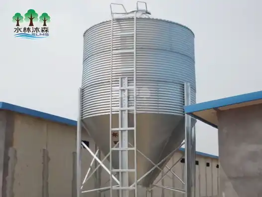 What are the common sizes for bulk chicken feed tanks?